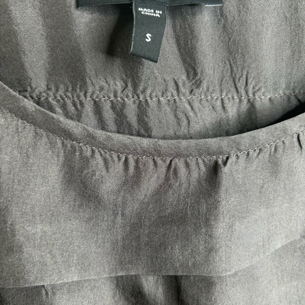 Eileen Fisher Dark Grey Sleeveless Blouse with tiered ruffles small, 100% silk - Picture 4 of 5